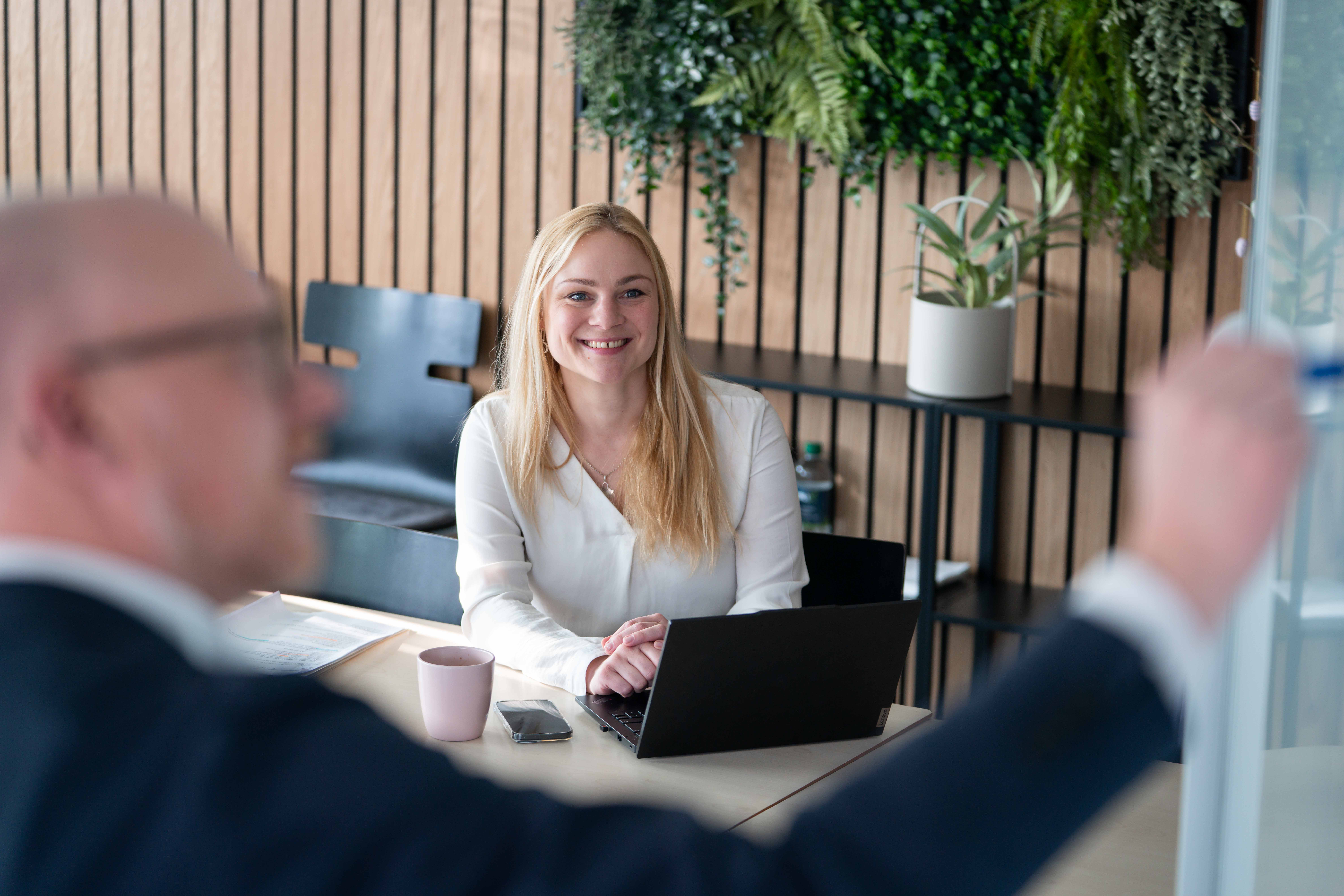 Kvinde er på kursus i telefonisk kundeservice