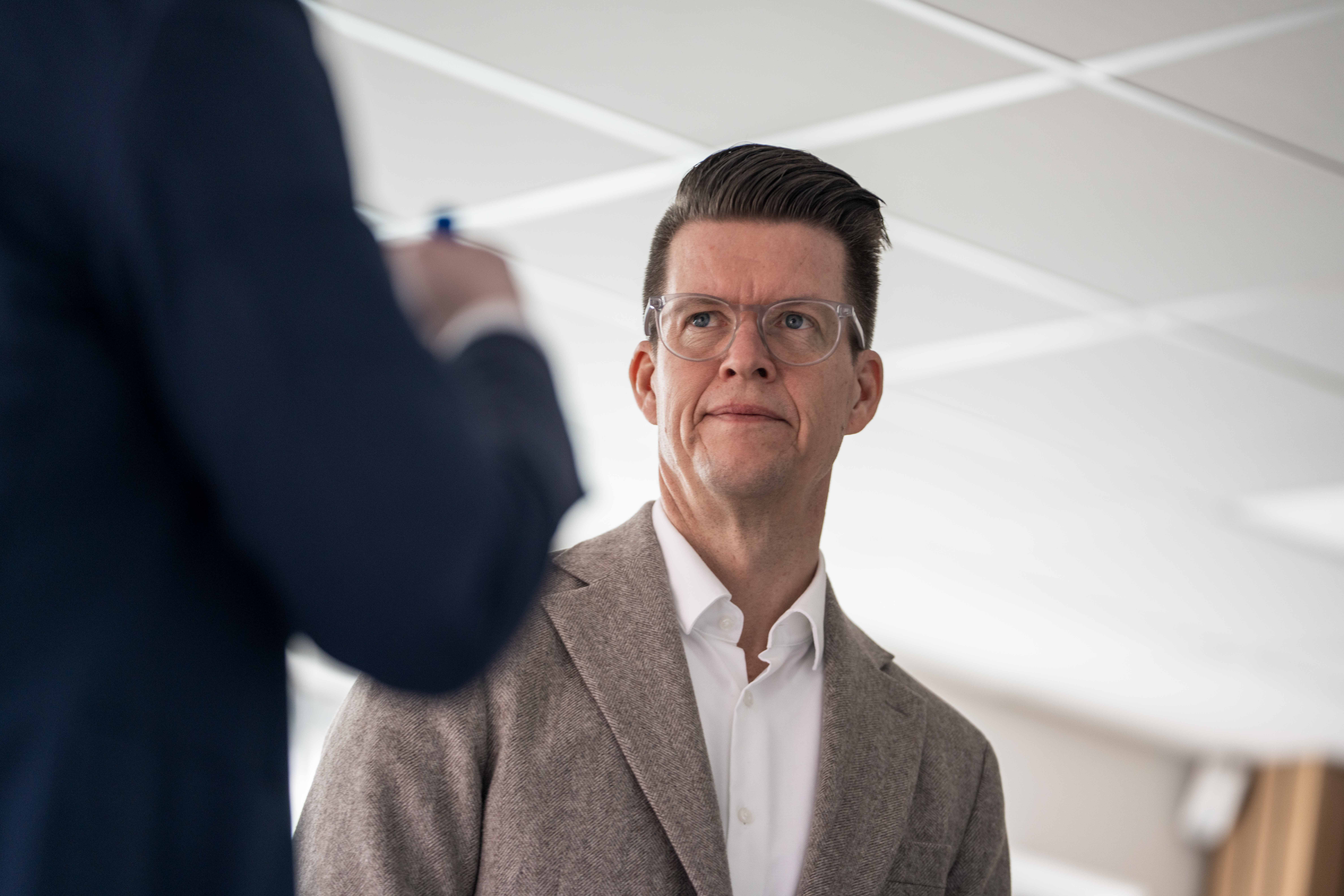 Mand kigger på en anden mand